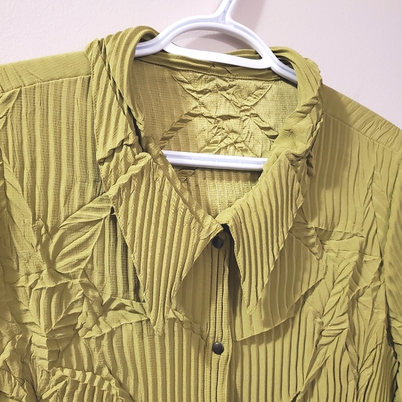Babette - Crinkle Blouse in Green - Read for Sizing - Picture 2 of 5